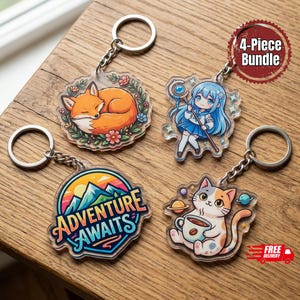 Puede incluir: Cuatro llaveros acrílicos con diseños de dibujos animados. Uno presenta un zorro durmiente en una corona floral, otro un personaje de anime con un bastón, un tercero con el texto "Adventure Awaits" y el último un gato con una taza de café.