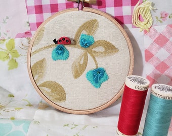 Bordado terminado - mariquita y hojas