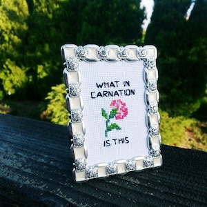 O que é isso em Cravo - Padrão de ponto cruz floral para download