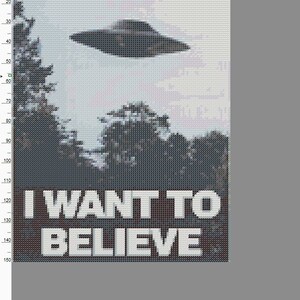 Könnte beinhalten: Kreuzstich-Design mit einer UFO über einem Wald, mit dem Text "I WANT TO BELIEVE" in weißen Blockbuchstaben. Das Bild hat eine pixelige, retro Ästhetik.