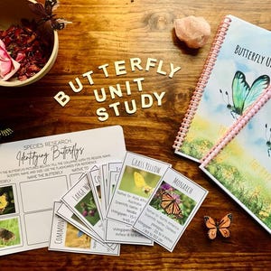 Peut inclure: Un ensemble d'étude sur les papillons avec des cartes mémoire présentant différentes espèces de papillons, dont le monarque, le papillon jaune et le bleu commun. Les cartes mémoire comprennent des informations sur le nom du papillon, son nom scientifique, son envergure et sa région d'origine. L'étude comprend également un cahier avec des illustrations de papillons.