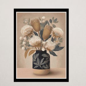 Puede incluir: Una impresión artística floral que presenta un ramo de flores blancas y bronceadas con hojas verdes en un jarrón azul marino con base dorada. El jarrón tiene un patrón de hojas. El fondo es de color beige claro.