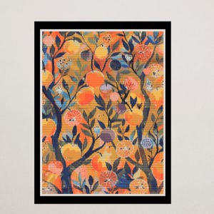 Könnte beinhalten: Ein lebendiges, farbenfrohes Kunstwerk mit einem stilisierten Orangenbaum mit Orangen, Blättern und Blüten. Das Kunstwerk hat einen schwarzen Rahmen und eine warme Farbpalette aus Orange, Gelb, Blau und Grün. Das Bild ist eine Nahaufnahme des Baumes.