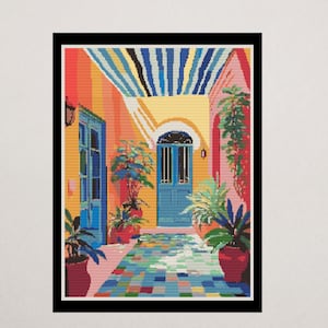 Könnte beinhalten: Eine farbenfrohe Illustration einer Hofszene. Das Bild zeigt eine blaue Tür, Topfpflanzen und eine gestreifte Markise. Die Wände sind in Orange, Gelb und Rot gehalten, mit einem gefliesten Boden in Blau, Grün und Rosa.