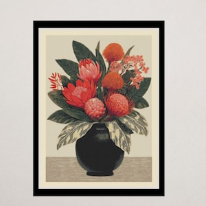 Puede incluir: Una impresión botánica enmarcada que presenta un vibrante ramo de flores rojas y naranjas, incluyendo proteas y pincushions, en un jarrón negro. El arreglo se encuentra sobre un fondo neutro, con follaje verde detallado y una mesa texturizada.