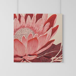 Puede incluir: Primer plano de una impresión floral roja y rosa sobre un fondo beige. La obra de arte presenta una ilustración detallada de una flor de protea, con líneas y sombreados intrincados. Los pétalos y las hojas son en tonos de rojo y rosa.