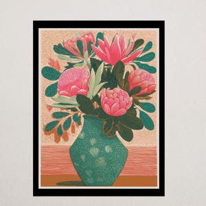 Op de afbeelding: Een ingelijste kunstdruk met een bloemstuk. De turquoise vaas is gevuld met roze bloemen en groene bladeren. De achtergrond is beige gespikkeld, met een bruine basis.