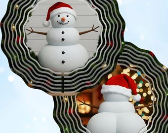 Könnte beinhalten: Zwei Weihnachts-Schneemann-Windspinner. Jeder Schneemann trägt einen roten Weihnachtsmannhut und hat eine Karottennase und Stockarme. Die Windspinner haben einen schwarz-weißen Wellenrand mit Weihnachtsbeleuchtung.