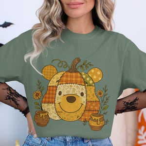 Women's Autumn Bear Graphic T-Shirt, Fall Pumpkin Spice Latte Design, Casual Green Tee, Cute Seasonal Apparel