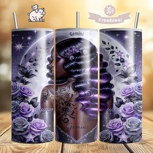 Puede incluir: Un vaso morado y negro con un diseño de luna y estrellas. El vaso presenta a una mujer con cabello negro largo y un tatuaje floral en la espalda. El texto "Géminis" está impreso en el vaso.