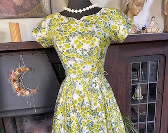 Vintage 1950s Spring Green Floral Cotton Dress - XS W: 25"