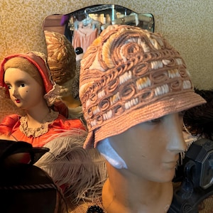 Vintage 1920s Flapper Art Deco White & Pink Cloche Hat - Size S/M