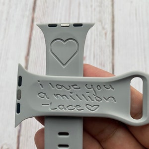 Votre écriture manuscrite ou nos polices de caractères Inscription personnalisée Bracelets Apple Watch en silicone Cadeau Anniversaire Fête des mères Fête des pères