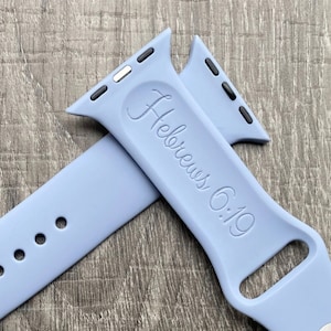 Puede incluir: Una banda de reloj Apple de silicona azul claro con el texto "Hebreos 6:19" grabado en ella.