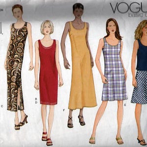 Könnte beinhalten: Vogue Basic Design Schnittmuster mit fünf Kleiderdesigns. Die Kleider umfassen ein Maxikleid mit braunem und beigem Wirbelmuster, ein rotes Etuikleid, ein gelbes Midikleid, ein kariertes Kleid und ein marineblaues Oberteil mit gestreiftem Rock.