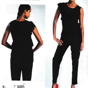 Puede incluir: Un mono negro con un top con volantes y mangas cortas. El mono se muestra en una modelo que lleva tacones altos rojos. El patrón es para las tallas 12-14-16-18-20. El texto "DKNY DONNA KARAN NEW YORK VOGUE PATTERNS AMERICAN DESIGNER" está impreso en el patrón.