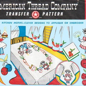 Puede incluir: Un patrón de transferencia vintage para motivos de cocina. El patrón incluye un mantel, servilletas y un juego de cortinas con diseños bordados de zanahorias, cerezas y champiñones. El patrón también incluye una niña con un vestido sosteniendo un pastel, una niña con un vestido sosteniendo un batidor y una niña con un vestido sosteniendo un plato de cerezas. El patrón se titula "American Thread Company Transfer Pattern" y el número "103" está impreso en la esquina superior derecha.
