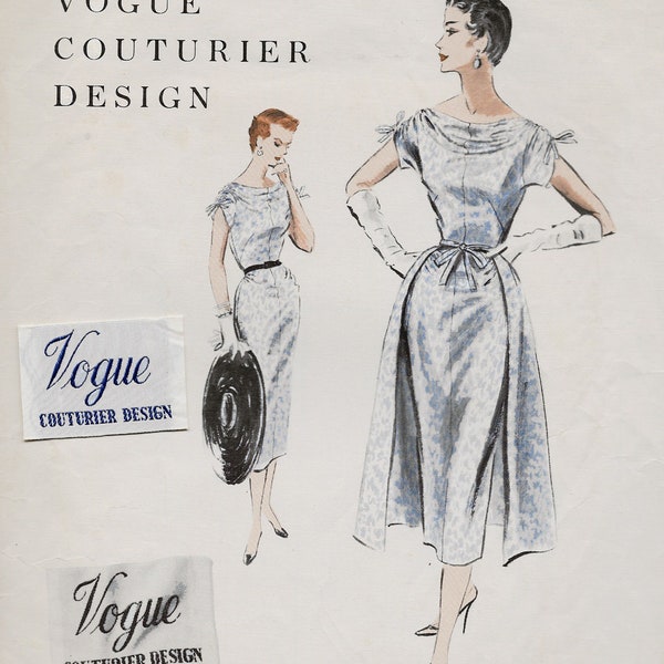 Vintage jaren 50 cocktail wiebeljurk draperende smokwerk en uitlopende overrok naaipatroon Vogue Couturier Design 789 met innaai label Sz 12 B 30