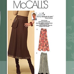 Op de afbeelding: Een McCall's naaipatroon voor een rok met drie verschillende stijlen. Het patroon bevat instructies voor een bruine rok met een klepzak, een rok met bloemenprint en een rok met zwart-wit patroon. Het patroon is getiteld "Tien Twintig Dertig Minuten om te Naaien" door Nancy Zieman.