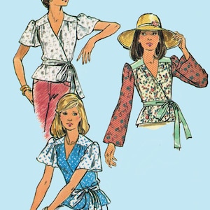 Op de afbeelding: Illustratie van drie vrouwen in wikkelblouses. De tops hebben bloemen- en polkadotpatronen, met striksluitingen. Eén vrouw draagt een gele zonnehoed. Het kleurenpalet omvat wit, blauw, rood en groen.