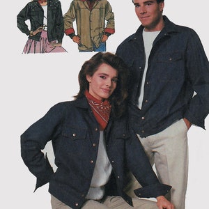 Puede incluir: Dos chaquetas vaqueras, una en azul oscuro y otra en azul claro, con cierre de botones y un solo bolsillo en el pecho. Las chaquetas son modeladas por dos personas, una sentada y otra de pie.