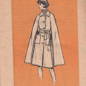 Op de afbeelding: Vintage patroon met een capejasontwerp voor dames. De zwart-wit illustratie staat op een oranje achtergrond. De tekst "Printed Pattern" en maatgegevens zijn zichtbaar.