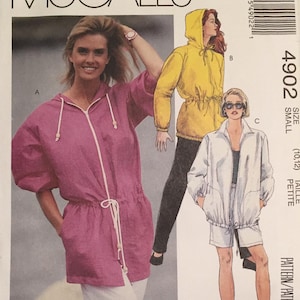 Op de afbeelding: Een naaipatroon voor twee capuchonjacks. Het eerste jack is roze met een wit trekkoord en het tweede jack is geel. Het patroon is voor maten 10-12 petite.