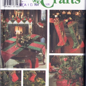 Op de afbeelding: Simplicity Crafts patroon voor kerstversieringen. Inclusief een tafelloper met rood-groene strepen, kousen, een boomrok en hartvormige ornamenten. Het patroon is van Donna Lang.