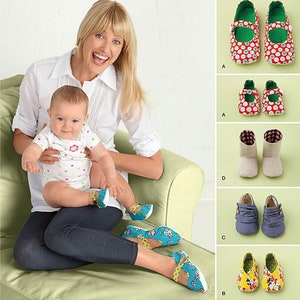 Könnte beinhalten: Simplicity Nähmuster Nummer 2278 zum Nähen von Babyschuhen. Das Muster enthält Anleitungen zum Nähen von fünf verschiedenen Arten von Babyschuhen, darunter ein Paar rot-weiß gepunkteter Schuhe, ein Paar blauer Jeans-Schuhe und ein Paar gelber Blumenschuhe.