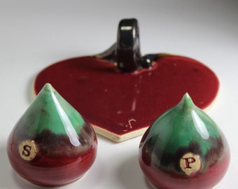 Salt and Pepper shaker set in Maroon and Green