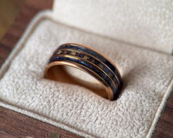Anillo de tungsteno de oro rosa: meteorito con incrustaciones de ópalo azul. Alianza de bodas.