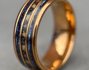 Anillo de tungsteno de oro rosa: meteorito con incrustaciones de ópalo azul. Alianza de bodas.
