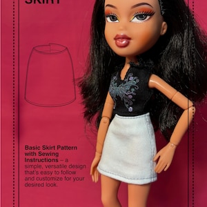 Puede incluir: Un patrón de falda lápiz con instrucciones de costura. El patrón se muestra en una muñeca que lleva una blusa negra con bordados florales y una falda de mezclilla azul claro. El texto en el patrón dice "Falda lápiz" y "Patrón de falda básica con instrucciones de costura - un diseño simple y versátil que es fácil de seguir y personalizar para tu look deseado."