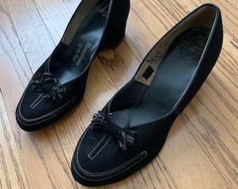 Vintage 40s 50s  Womens Black Suede Pumps with Tassels Beautees by Air Tred Size 6 1/2AA