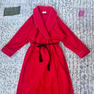Vintage Vanity Fair Rote Velour Robe: Gesteppter Kragen, Quastengürtel, Größe L
