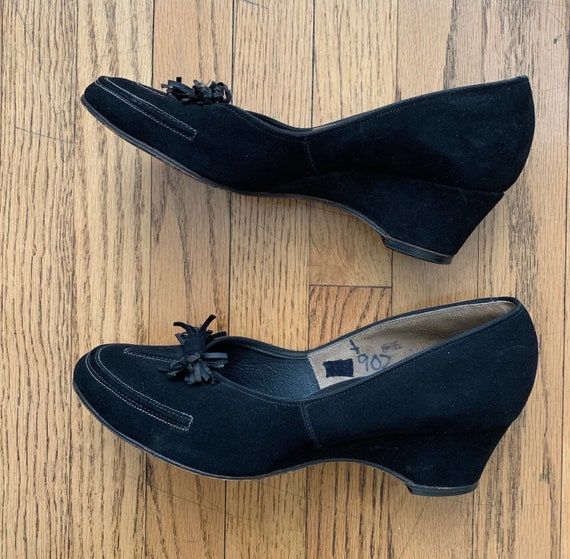 Vintage 40s 50s  Womens Black Suede Pumps with Ta… - image 3