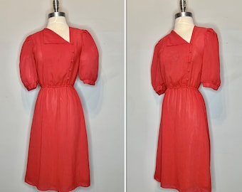 Vestido de poliéster transparente a rayas rojas y blancas de los años 70/80 de L'Tonary con corpiño asimétrico/ botones cubiertos en el lado izquierdo/ mangas abullonadas/Vtg pequeño