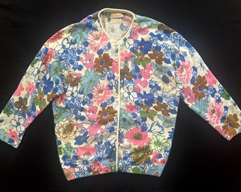 Cárdigan Darlene White de los años 60 con estampado floral estampado a mano en rosa, azul, verde y marrón, botones de perlas de imitación y busto de 101,6 cm (40 pulgadas).