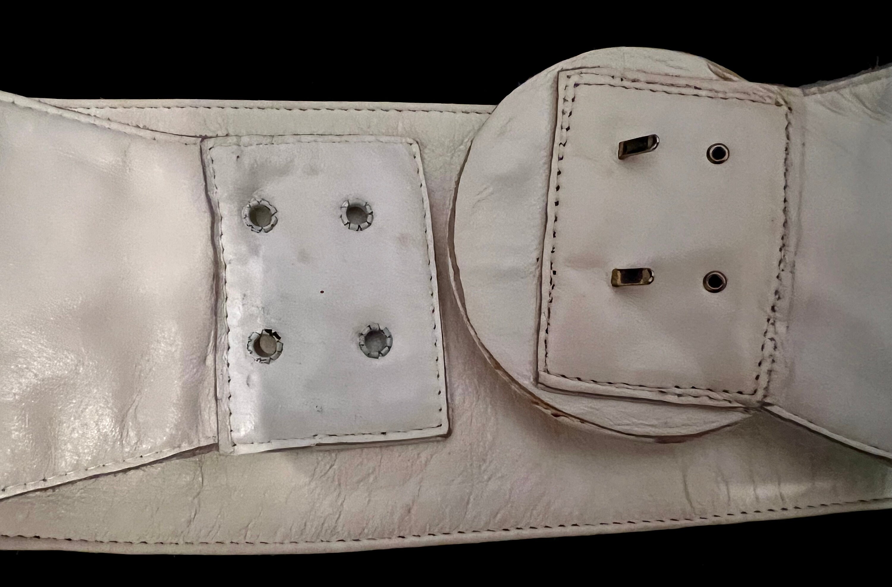 1980’s Vintage Leather Belt w/ceramic & snakeskin Vintage 80s White Leather Belt: Ceramic Disc, Faux Snakeskin  main image 2