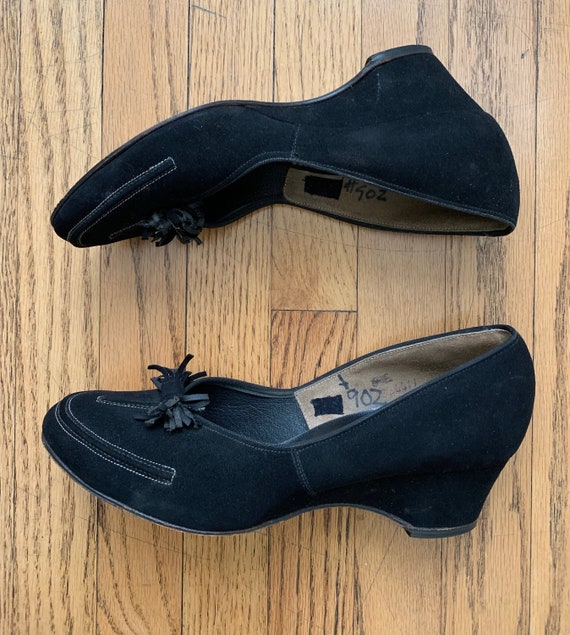 Vintage 40s 50s  Womens Black Suede Pumps with Ta… - image 4