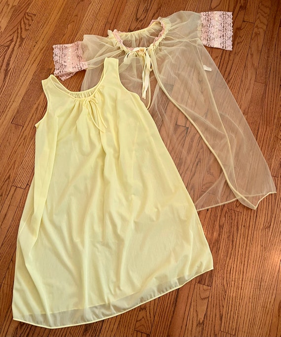 1970s Bright Lemon Yellow Nylon Peignoir Set/Baby… - image 4