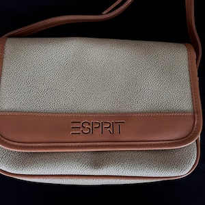 Esprit 1980er Jahre Tan Pebble Texture Crossbody Tasche/Esprit Markenname auf Vorderseite/Magnetverschluss/langer verstellbarer Riemen