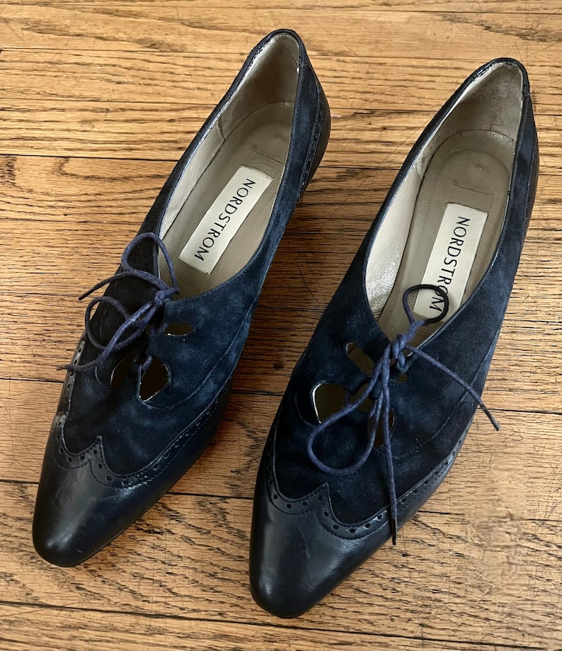 Puede incluir: Un par de zapatos de cordones de ante azul marino con detalles de cuero y el logotipo de Nordstrom en el interior de cada zapato.