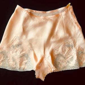 Deadstock Art Deco Peach Silk Tap Pants with Alencon lace and Side Button Closure/Paper Tag Attached/Size 30