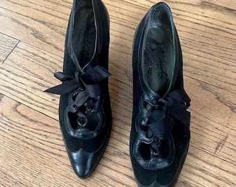 Zapatos de tacón Gillie de ante negro estilo victoriano vintage de Peter Fox con aberturas/tacón bajo/cinta de grogrén/talla 7
