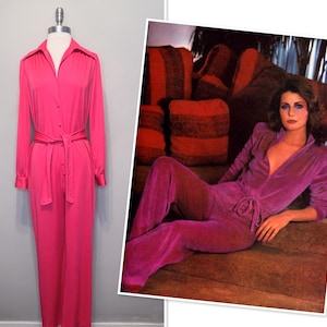Könnte beinhalten: Ein leuchtend pinkfarbener Jumpsuit mit langen Ärmeln, einem Kragen und einem passenden Gürtel. Der Jumpsuit wird auf einer Schaufensterpuppe präsentiert. Ein separates Bild zeigt eine Frau in einem ähnlichen lila Jumpsuit.