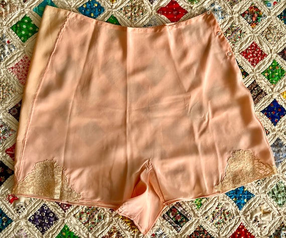 Gorgeous 1920's Peach Silk Rayon Tap Pants Linger… - image 1