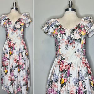 1980s Nouveau Faces Romantic White Floral Indian Cotton Chintz Dress with Wide Ruffled Flounce Collar/Button Back/Size 5/6