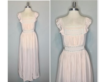 Camicia da notte romantica rosa pallido con maniche a volant e pizzo, anni '40, nuova di zecca, di Ann's Nighties/Small