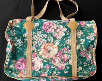 80s Adorable Green Cotton Floral Travel Bag with Tan Woven Straps/Top Zipper/Green Plastic Inner Lining/Vintage Overnight/Gym Duffle Bag